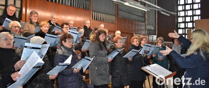 Der Männergesangverein 1890 mit gemischten Chor singt unter anderem: "Von guten Mächten wunderbar geborgen." Bild: rgr