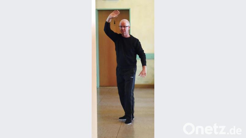 Gottfried Fröhlich zeigte den Anfängern die einzelnen Schritte Bild: twg