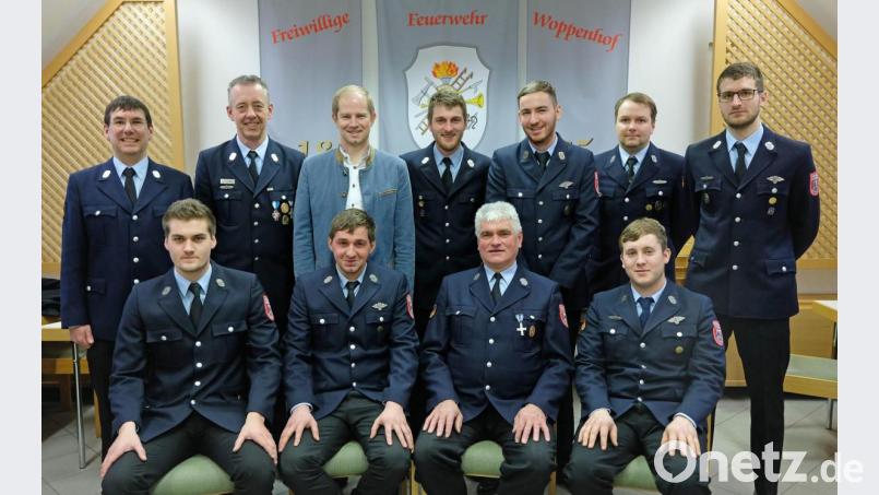 Zum gemeinsamen Foto stellten sich auf: Kommandant Thomas Klinger, Kreisbrandmeister Dieter Schweiger, Bürgermeister Konrad Kiener, stellvertretender Kommandant Albert Lindner , Markus Schärtl, Tobias Hartinger, Christoph Lindner (hinten von links) sowie (vorne von links) Markus Lindner, zweiter Vorsitzender Andreas Tichy, erster Vorsitzender Albert Lindner und Sandro Zitzler . Bild: twi