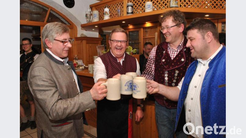 Da war der Bierverlust beim Bockbieranstich schon gestoppt (von links): CSU-Fraktionsvorsitzender Dieter Mußemann, Bürgermeister Martin Preuß, Brauereichef Martin Sterk und der Raigeringer CSU-Ortsvorsitzende Daniel Müller. Bild: gth