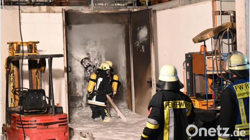 Mit schwerem Atemschutz und Schaum hatte die Feuerwehr den Brand schnell unter Kontrolle. Bild: gf Bild: gf