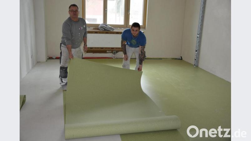 Derzeit wird in den Räumen der „neuen Grundschule“ der Fußboden verlegt. Bild: jr