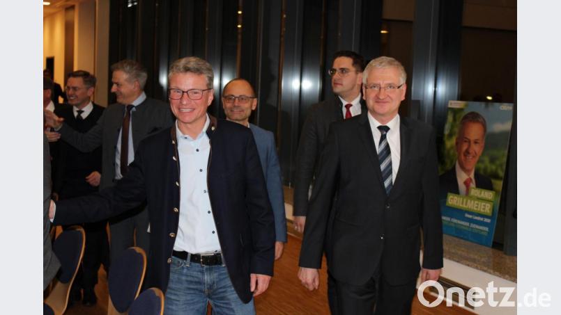 Die Stadtkapelle bereitete Minister Bernd Sibler mit dem Bayerischen Defiliermarsch einen gebührenden Empfang. Bild: ckl