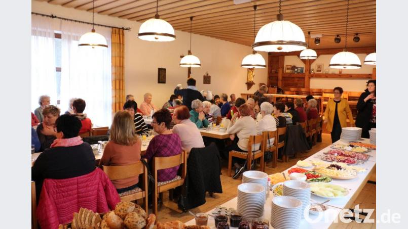 Zahlreiche Frauen waren der Einladung zum traditionellen Frauenfrühstück gefolgt. Bild: rpp