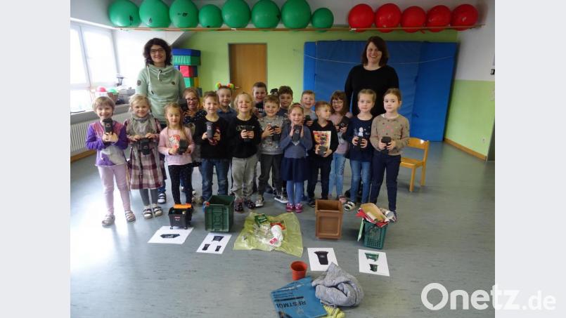 Die Vorschulkinder zusammen mit Kinderhausleiterin Imke Steinert (rechts) und Stefanie Bräunlein vom Sachgebiet Abfallwirtschaft des Landratsamts Tirschenreuth. Bild: exb/Steinert