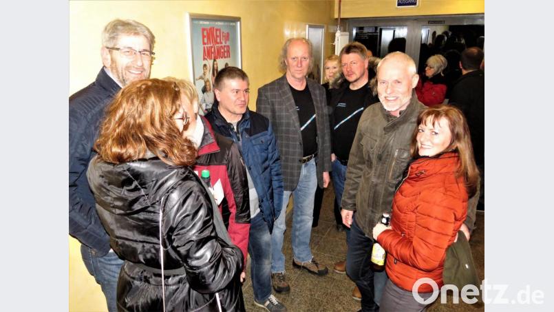 Bereits im Foyer beantworteten Schauspieler Michael Burczek aus Berlin, Regisseur Michael von Hohenberg und Schauspieler Norbert Neugirg (hinten ab 4. v. li.) die Fragen der Kinobesucher. Bild: ubb