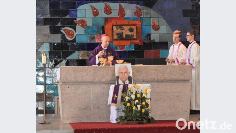 Weihbischof Reinhard Pappenberger blickt auf das Leben von Karl Wohlgut zurück. Bild: rgr