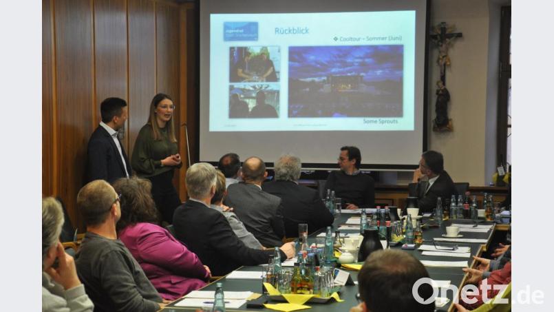 Lena Mayerhöfer und Lukas Üblacker stellten bei der Stadtratssitzung am Donnerstag die Arbeit sowie die Ideen des Jugendrates vor. Alle Stadträte bescheinigten den jungen Leute ein vorbildliches Engagement. Bild: ws