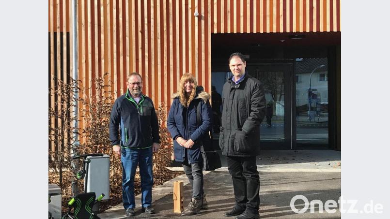 Die Gemeinderatsmitglieder (von links) Karl Adelmann, Petra Kastner und Christian Beyer informieren sich über neue Schulhauskonzepte. Bild: exb