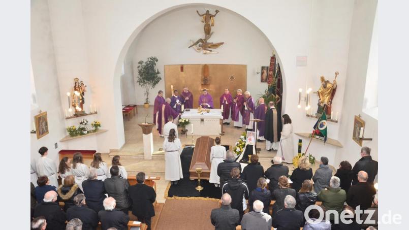 In Gemeinschaft mit Seelsorgern der Nachbarpfarreien, Domkapitular Professor Dr. Josef Kreiml und Regionaldekan Manfred Strigl (Vierter und Dritter von rechts) feiert Stadtpfarrer Pater Hans Ring (Mitte) den Trauergottesdienst. Bild: fjo