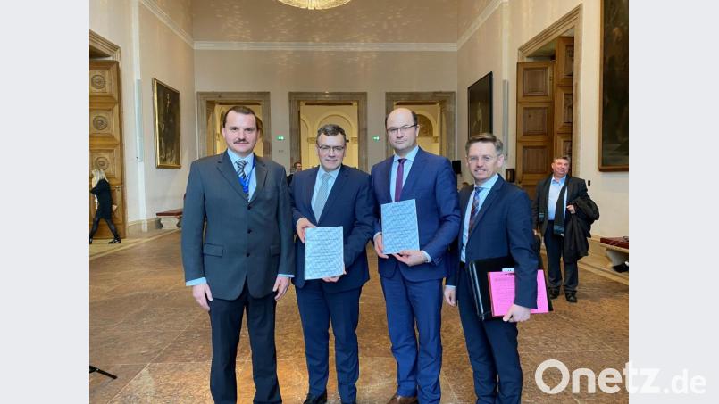 480 Unterschriften gegen den geplanten Verlauf des Süd-Ost-Links übergaben Max Ernstberger (links) und Landtagsabgeordneter Tobias Reiß (rechts) an Finanzminister Albert Füracker (Zweiter von rechts) und Staatskanzleiminister Dr. Florian Hermann. Bild: exb