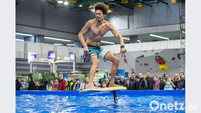 Surfen im Actionpool auf der Freizeit-Messe in Nürnberg. Bild: Daniel Karmann