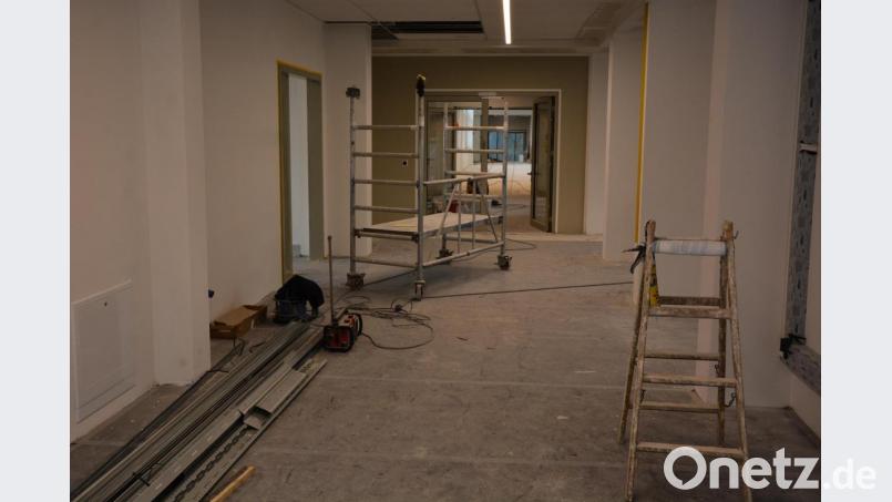 Die Grundschule sieht noch sehr nach Baustelle aus. Ab 6. April soll in die neuen Räumlichkeiten umgezogen, ab 20. April soll planmäßig mit dem Unterricht begonnen werden. Bild: jr