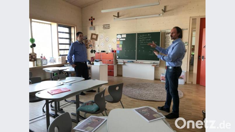 Mit einer geschickten Anordnung des Mobiliars kämen auch größere Klassen in der oberbayerischen Grundschule Langenpreising gut mit den verkleinerten Zimmern aus, erläutert Schulleiter Martin Brandlmaier (rechts) dem Dritten Bürgermeister der Gemeinde Neukirchen, Christian Beyer. Bild: exb