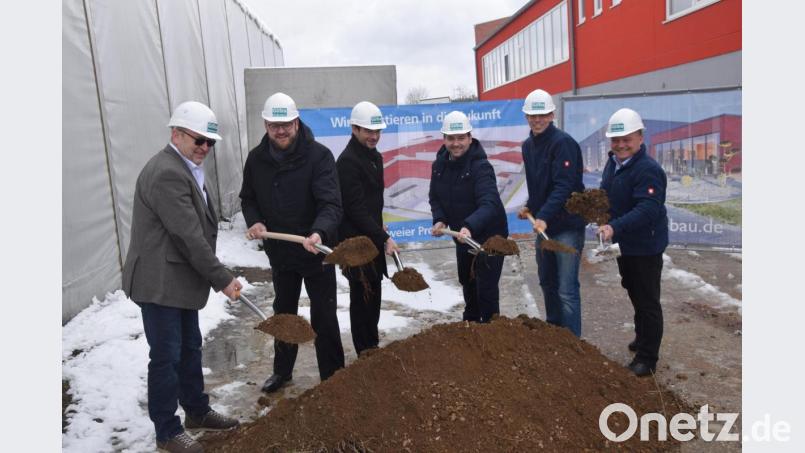 Wolfgang Schraml und Markus Prölß von IMG beim Spatenstich für zwei Produktionshallen mit Sebastian Hartl, Stephan Oetzinger, Andreas Meier und Rudolf Götz (von rechts). Bild: fz