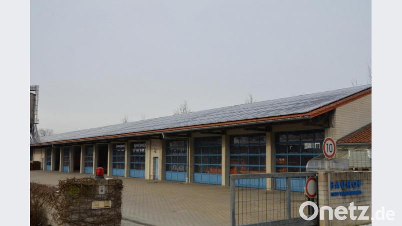 Die Halle auf dem städtischen Bauhof liefert ebenfalls umweltfreundlichen Sonnenstrom. Bild: dob