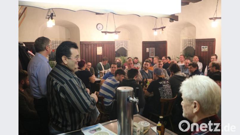 Bürgermeisterkandidat Richard Leißner (vorne, stehend) stellt seine Themen vor. In Eschenfelden öffnet dazu das 2019 geschlossene Gasthaus Pillhofer für den Abend der FBL/FWG noch einmal seine Pforten. Bild: exb