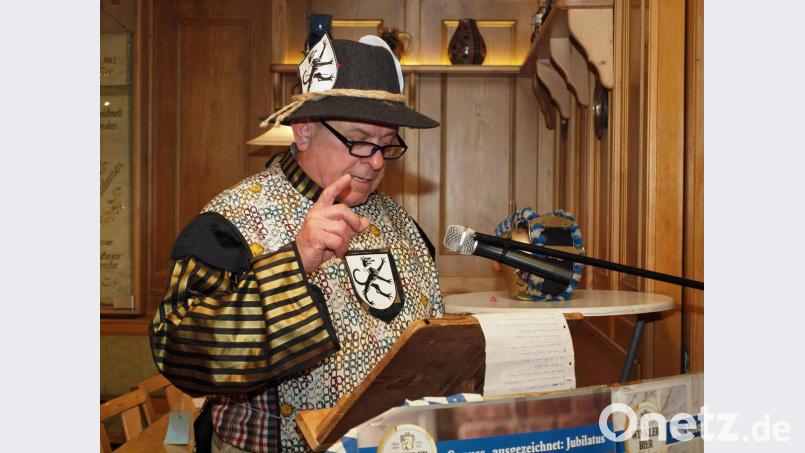 Gemeindediener Erhard hatte es mehr mit dem Bier als mit der Arbeit, schilderte daher erst einmal seinen Gang durch Riedens Wirtshäuser vom Frühshoppen bis zum Feierabendseidel. Bild: sön