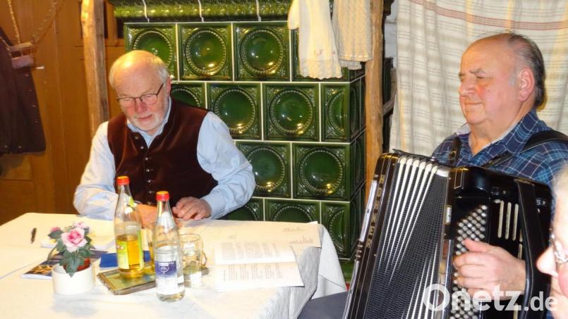 Dieter Radl liest, Hans Pirner spielt - und das Publikum in der Goglhof-Stube hat seine Freude daran. Bild: hka