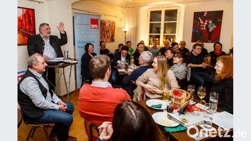 Bürgermeister Armin Schärtl (stehend, links) hielt im proppenvollen Schmidt-Haus eine rund einstündige Aschermittwochsrede, die auf den politischen Gegner zielte. Bild: Hösamer