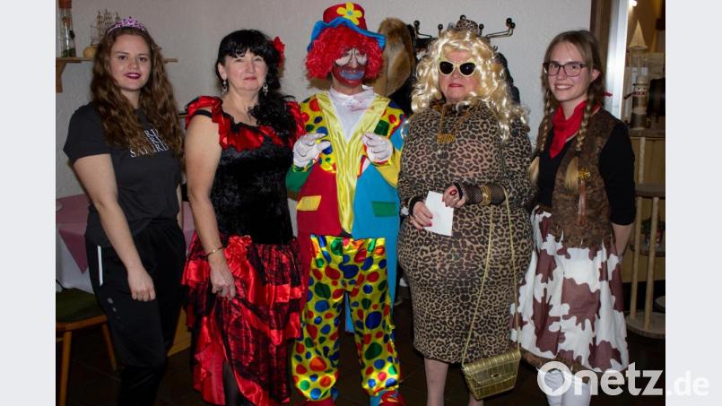 „Hahn im Korb“: Das Bild zeigt neben Faschingsjugendkönigin Pia Ludwig (links außen) und Faschingsliesl Hannah Ludwig (rechts außen) die Gewinner der Maskenprämierung (von links): Karin Reil, Mario Pinto und Helga Donhauser. Bild: Koller/exb