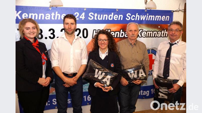 Viktoria Seiler vom Kreisverband und Vorsitzender Michael Siebenweiber ehrten Peggy Mothes-Bayerl, Werner Hübner und Günther Strobel (von links). Die drei leisteten die meisten ehrenamtlichen Stunden am Hallenbad-Beckenrand. Bild: bkr