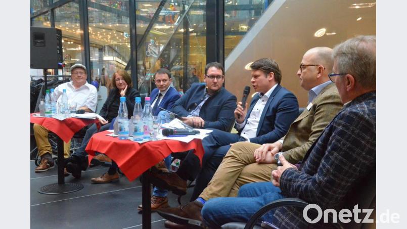 Hochkarätig besetzt war die Politikergesprächsrunde am Samstag im City-Center: (von links) Rainer Sindersberger (Freie Wähler), Sonja Schuhmacher (Grüne), Jens Meyer (SPD), Moderator Philipp Kaufmann, Benjamin Zeitler (CSU), Christian Deglmann (Bürgerliste) und Reinhold Wildenauer (FDP). Bild: Kunz