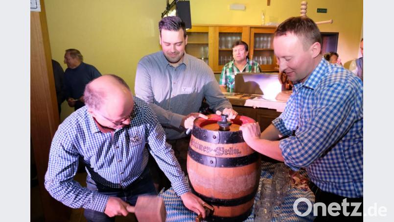 Nach zwei Schlägen floss ohne Spritzer das erste Starkbier in die Krüge. Schirmherr Albert Nickl (links) sowie die FC-Vorsitzenden Bastian Dötsch (Bildmitte) und Andreas Wiesend (rechts) gönnten sich den ersten Schluck. Bild: do