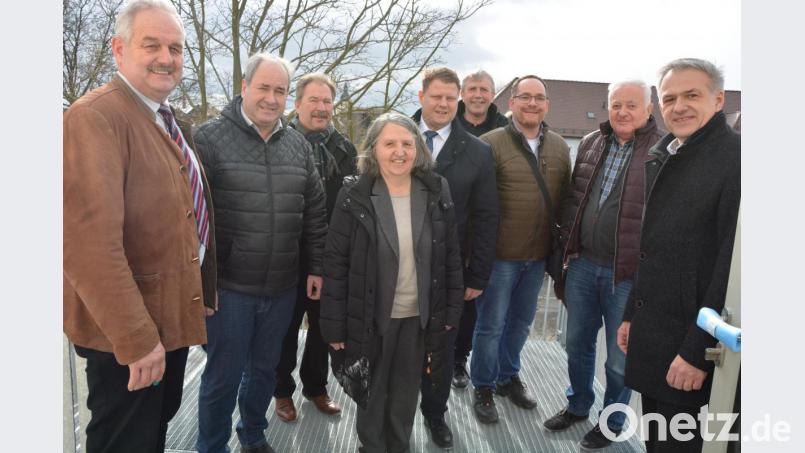 Neu angebaut wurde die Fluchttreppe im Bereich zur Kohllohstraße, die hier von der Delegation schon mal getestet wird. Im Bild (von links) Johann Burger, Josef Schwägerl, Johann Brandl, Anni Lang, 2. Bürgermeister Stefan Grillmeier, Bernhard Thoma, Bauleiter Mirko Bertl, Peter Pscheidl und Bürgermeister Roland Grillmeier. Bild: jr