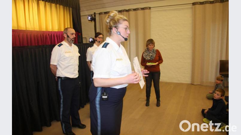Die Polizeibeamten, Bernadette Brünning, Thomas Nörl und Michaela Argauer (von rechts) hatten Ausmalbilder mitgebracht, um an den Vormittag zu erinnern. Je ein Geschenk hatte die Leiterin des Falkenberger Kindergartens, Sabine Preisinger, für die Polizisten vorbereitet. Bild: wro