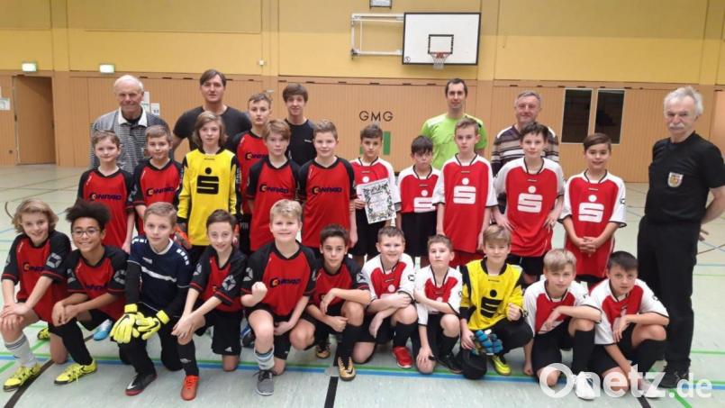 Die Sieger vom Max-Reger-Gymnasium (links) mit ihrem Lehrer Jürgen Weber (Zweiter von links). Rechts das Team der Luitpold-Mittelschule, das im Super-Endspiel mit 0:5 unterlag. Bild: gel