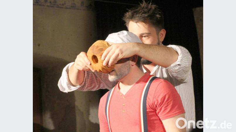 Der Mascara gibt vor, durch einen Gugelhupf die Wünsche der Leute erfüllen zu können. Bild: Schönberger, Ferdinand [fsb]