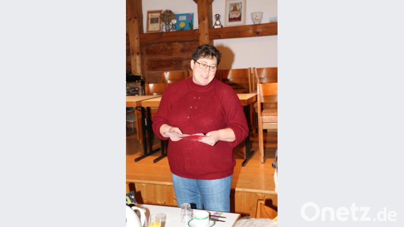 Andrea Zeitler, Vorsitzende des Frauenbundes, informierte die Anwesenden über die aktuelle Unterschriftenaktion aus Anlass des Weltgebetstages der Frauen. Bild: rpp