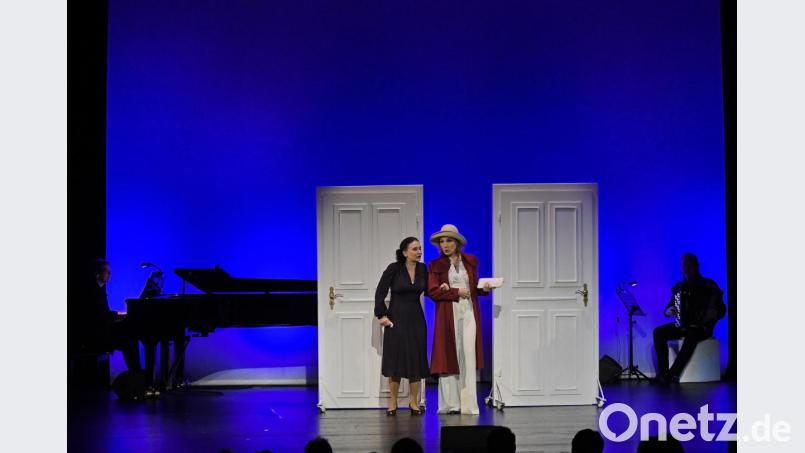 Spatz und Engel – eine flotte Szenenfolge mit Musik und Gesang, dazu raffiniert inszenierte Situationen und Szenen, die Zeit und Raum überspringen. Heleen Joor spielt eine überzeugende, quirlige, freche Piaf, und Susanne Rader beleuchtet ganz ausgezeichnet sowohl die Seite der Glamour-Diva als auch die der besorgten Freundin. Stimmlich überzeugen beide. Bild: Petra Hartl