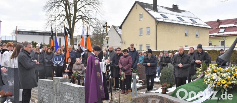 In der neuen Priestergruft wird Monsignore Karl Wohlgut beigesetzt. Mit dabei ist auch die Kolping-Jugend mit ihrem Banner, das Wohlgut im vergangenen Jahr gesegnet hatte. Bild: rgr