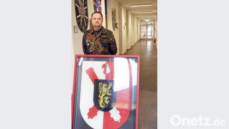 Kasernenkommandant Oberstleutnant Alexander Schmidt mit dem Bataillonswappen. Bild: wd