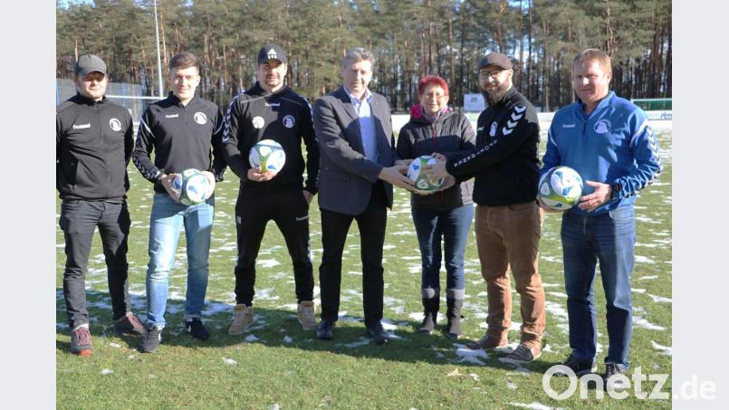 Zur Spendenübergabe auf dem Sportplatz treffen sich (von links) Joachim Beyerlein, Markus Paulus, Bernd Fischer, Hans Klann, Elisabeth Dehling, Rüdiger Reiche und Robert Pickel. Bild: gru