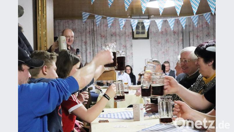 &quot;Wer täglich säuft Bier, Schnaps und Wein, der kommt bald in den Himmel rein. Doch da ist die Enttäuschung groß, dort gibt es Regenwasser bloß&quot;, predigt Pater Klaus beim Starkbierfest der Freien Wähler. Bild: jma
