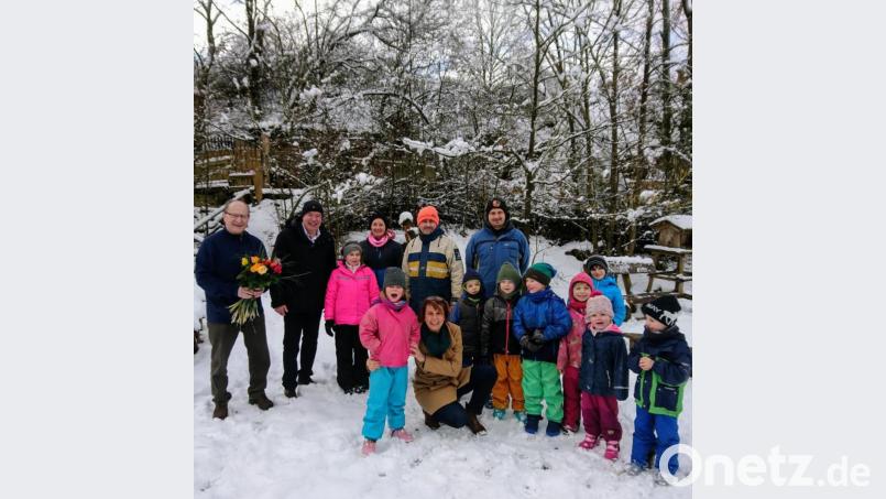 Die drei Kümmersbrucker Bürgermeister beim Verteilen der Rosen, hier im Waldkindergarten in Lengenfeld. Bild: Singer-Grimm
