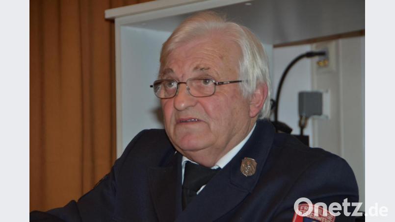 Der Ehrenvorsitzende der Vohenstraußer Stützpunktwehr, Erhard Friedrich, ist bekannt dafür, dass er kein Blatt vor den Mund nimmt, wenn es um verdiente Feuerwehrkameraden geht. Diesmal erhält er umgehend eine zufriedenstellende Antwort und damit war die kritische Frage vom Tisch. Archivbild: dob