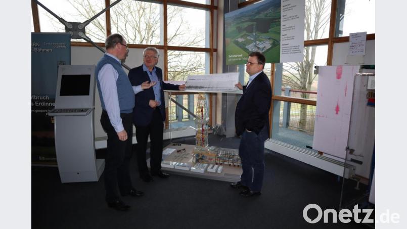 Erbendorfs Zweiter Bürgermeister Johannes Reger und Windischeschenbachs Bürgermeister Karlheinz Budnik trafen sich zum Gespräch im Geozentrum des KTB in Windischeschenbach. Bild: ckl