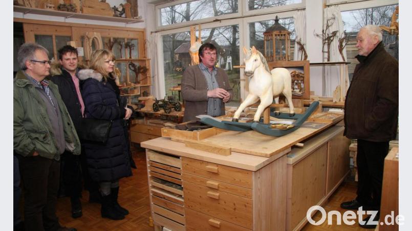 In der Werkstatt duftet es nach Holz. Sie ist das Reich von Gerhard Schinner (2. von rechts) und seiner Ehefrau Elisabeth, die – während der Gatte seine Arbeit vorstellte – für die Gäste die Tische deckte. Bild: wro