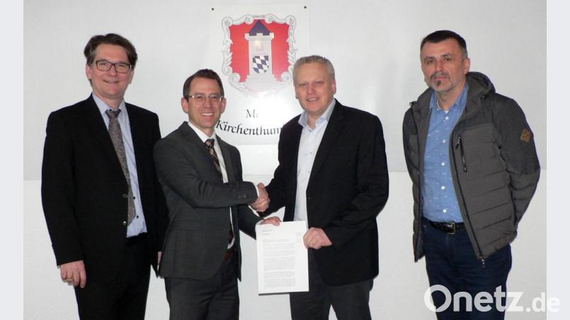 Die Bayernwerk Netz GmbH wird in Kirchenthumbach auch in den nächsten 20 Jahren die Stromnetze betreiben: Bürgermeister Jürgen Kürzinger (Zweiter von rechts), André Zorger, Leiter Kommunen und Kooperationen Ostbayern des Bayernwerks (links daneben), Kommunalbetreuer Markus Windisch (links) und Albert Bader vom Kundencenter Weiden (rechts) nach der Unterzeichnung des Konzessionsvertrags. Bild: lep