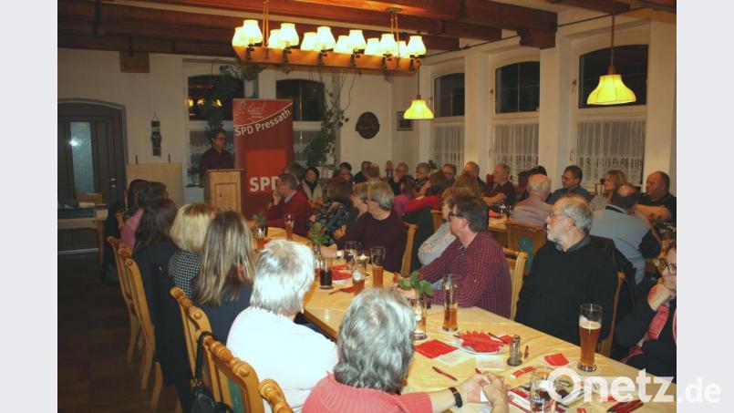 Allen bundes- und landespolitischen Unkenrufen zum Trotz: In Pressath bleibt die SPD eine starke, &quot;saalfüllende&quot; Kraft. Mit gut 60 Zuhörern ist ihr &quot;Ascherfreitag&quot; mit Bürgermeisterkandidat Bernhard Stangl ähnlich gut besucht wie die Aschermittwochsveranstaltung der Union. Bild: bjp