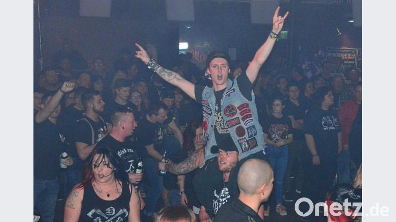 Ausgeflippt auf den Schultern seines Freundes. Aber der Fan hält sich nicht lange oben. Bild: Kunz