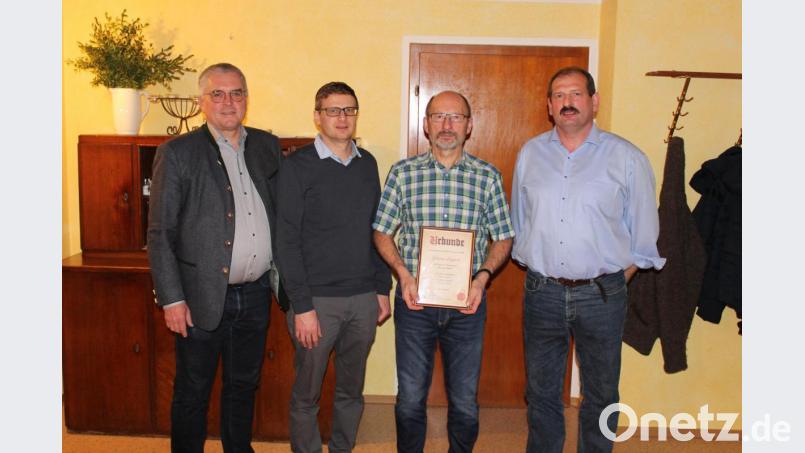 Die Jagdgenossenschaft dankte Johann Lippert (mit Urkunde) für seinen langjährigen Einsatz. Dem schloss sich auch Bürgermeister Richard Tischler (links) an. Bild: exb