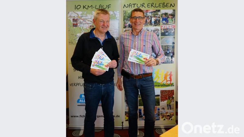 Peter Karl und Markus Morgenroth (von links) stellten kürzlich die Eckdaten des Fichtelgebirgsmarathons 2020 vor. Die Anmeldung ist bereits auf der Internetseite möglich. Bild: abi