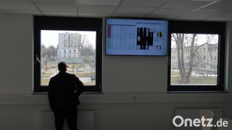 Blick aus dem Wartebereich in der Verwaltung des Ankerzentrums. Über die Bildschirme werden die Bewohner auch informiert, wenn es Post oder sonstige Mitteilungen für sie gibt. Bild: Würth, Wolfgang