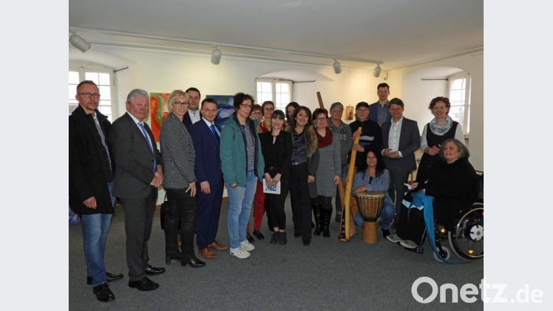 Susanne Kempf (zweite Reihe, rechts) eröffnet die 13. Wanderausstellung „Denken, Fühlen, Malen“ mit Künstlern, die an MS erkrankt sind, und viel politischer Prominenz im Alten Schulhaus. Bild: Winkler