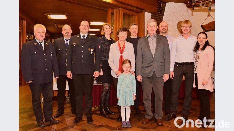 Georg Kleber, Stephan Krämer und Thomas Müller (von links) gratulieren Franz Greß (Vierter von rechts) als Abordnung der Feuerwehr Pfrentsch zum 70. Geburtstag Bild: fjo